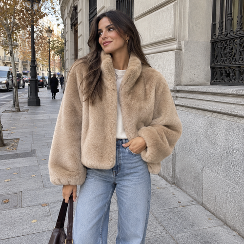 Abrigo Noa beige de efecto visón en uso real