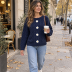 Jersey Flora azul marino en un look casual de otoño